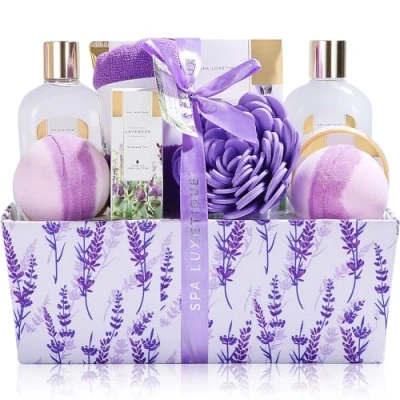 Abbildung von Geschenk für Freundin, SPA LUXETIQUE 12 tlg. Geschenkset Lavendelduft mit Badesalz, Badebomben, Duschgel, Handcreme, Duschkappe in der Stoffkiste, Geschenke zum Weihnachtsgeschenke, Muttertagsgeschenk