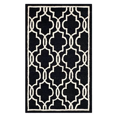 Abbildung von SAFAVIEH Geometrisch Teppich für Wohnzimmer, Esszimmer, Schlafzimmer Cambridge Collection, Kurzer Flor, Schwarz und Elfenbein, 122 X 183 cm