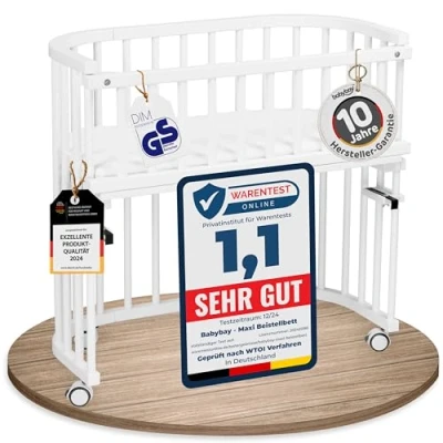 Abbildung von babybay Maxi extra großes Beistellbett aus massivem Buchenholz/Kinderbett Höhe stufenlos verstellbar &amp; umweltfreundlich/mit Matratze, Gitter, Rollen (weiß lackiert)