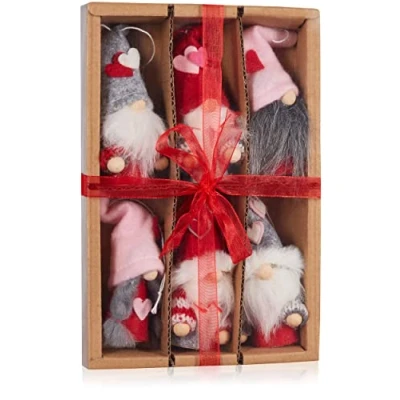Abbildung von BRUBAKER 6er Set Dekoanhänger Herz Zwerge aus Holz und Strick Baumanhänger Weihnachten Wichtel Geschenkanhänger Valentinstag Rosa Rot Baumschmuck oder Dekoration in Geschenkbox