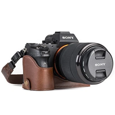 Abbildung von MegaGear MG1124 Ever Ready Leder Kamera Halbtasche mit Trageriemen und Batteriezugang für Sony Alpha A7S II, A7R A7 II Dunkelbraun