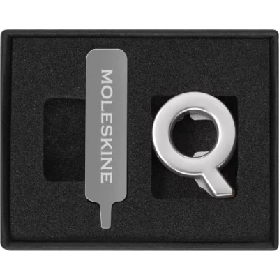 Abbildung von Moleskine Anstecknadel für Notizbuch oder Agenda BuchstabeQ, Buchstaben Anstecknadel, Personalisiere den Verschluss mit einem Gummiband, Personalisierte Geschenkideen, Silberfarbe