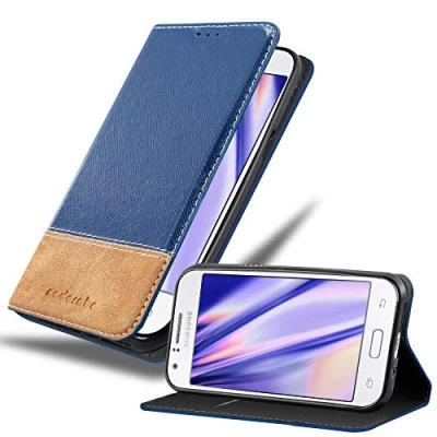 Abbildung von Cadorabo Hülle kompatibel mit Samsung Galaxy J1 2015 aus Premium Kunst Leder Flip Klappbare Stoßfeste Magnetische [Standfunktion] [Kartenfächern] Cover für Tasche in Blau
