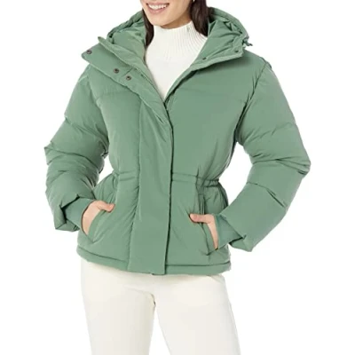 Abbildung von Amazon Essentials Damen Kurze, taillierte Daunenjacke (in Übergröße erhältlich), Salbeigrün, XL
