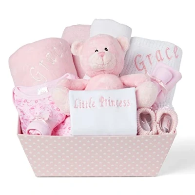 Abbildung von Baby Box Shop Personalisiertes Geschenkset 12 Essentials für Babys und Neugeborene mit 3 personalisierten Geschenken Geschenke, Korbgeschenke