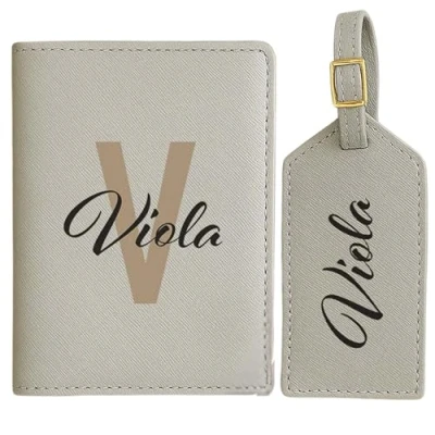 Abbildung von Personalisierbare Reisepasshülle und Koffertag mit Monogramm, Romantische Geschenke, Hochzeitsgeschenk, Kleine Geschenk, Geschenkidee