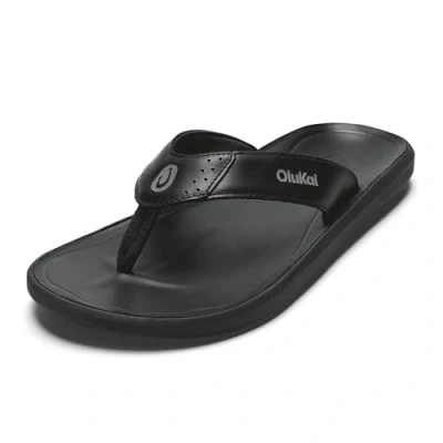 Abbildung von OLUKAI Pili Herren Sandalen aus Leder, schlankes und vielseitiges Design, bequeme wasserdichte Riemen, Unterstützung des Fußgewölbes für den Alltag, Lava Rock/Lava Rock, 43 EU