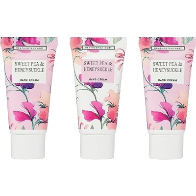 Abbildung von Heathcote &amp; Ivory Sweet Pea Honeysuckle Handcreme Geschenkset Sheabutter ätherische Öle tierversuchsfrei veganfreundlich reisefreundliche Größen 3 x 30 ml