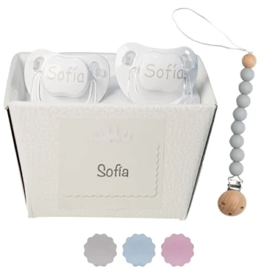 Abbildung von BebeDeParis Schnuller für Babys, personalisierbar mit Namen, Babys von 0 6 Monaten, BPA frei, präsentiert in eleganter Vintage Box (Neutral, 2 + Silikon Schnullerclip)
