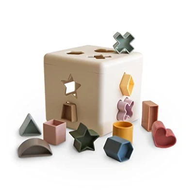 Abbildung von mushie Shape Sortierbox 12 Formen Sortierspielzeug Buntes für Kinder Geeignetes Alter: +10 Monate Lernspielzeug die Vorschule Polypropylen Hergestellt in Dänemark