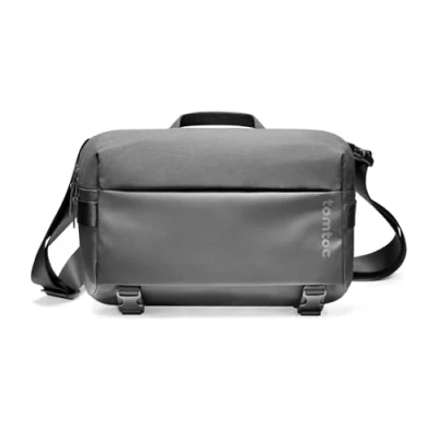 Abbildung von tomtoc Herren Schultertasche Umhängetasche Passt 13 Zoll MacBook Air/Pro, iPad 10 Liter Crossbody Messenger Bag Laptop Shoulder für Alltag, Arbeit, Freizeit, Schwarz