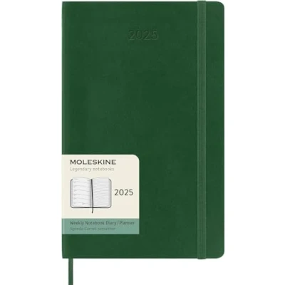 Abbildung von Moleskine Weekly Planner, WochenPlaner mit Platz für Notizen 12 Monate 2025, Weicher Einband und Elastischer Verschluss, Farbe MyrtenGrün, Großes Format 13x21 cm