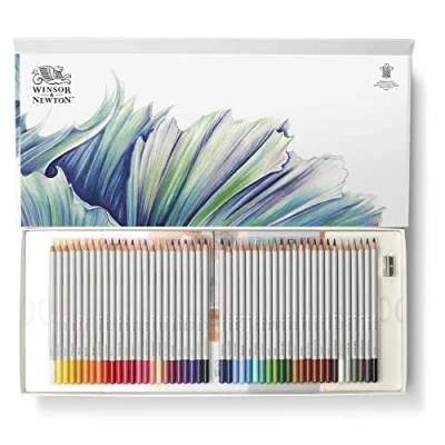 Abbildung von Winsor &amp; Newton 2090002 50 teiliges Geschenkset zum Skizzieren, Illustieren, Zeichnen für Künstler mit 48 Buntstifte in Künstlerqualität 1 Block 27cm x 19,4cm, Spitzer