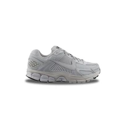 Abbildung von Nike Sportswear ZOOM Vomero 5 Unisex Sneaker low, Größe: 42, Vast grey/black/sail/metallic silver/total crimson Kunststoff/textil