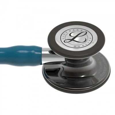 Abbildung von 3M Littmann Cardiology IV Stethoskop für die Diagnose, hochglänzendes, Smoke Finish Bruststück, karibikblauer Schlauch, hochglanzpolierter Schlauchanschluss und rauchfarbene Ohrbügel, 69 cm, 6234