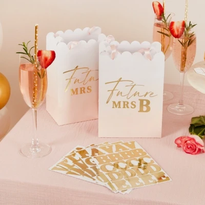 Abbildung von Future Mrs Personalisierte Partytüten 4 Tüten &amp; 5 Stickerbriefbögen