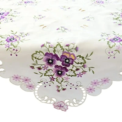 Abbildung von matches21 Tischdecke Mitteldecke Stiefmütterchen Blumen Frühling Tischwäsche weiß Stick lila 1 STK 85x85 cm Polyester