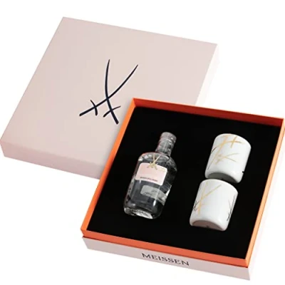 Abbildung von JUNIPER JACK x MEISSEN (Gin &amp; Porzellan Geschenk Set) 500 ml, 46,5% vol. Alk. Gin Cherry + zwei edle Porzellanbecher aus Meissner Cherry)
