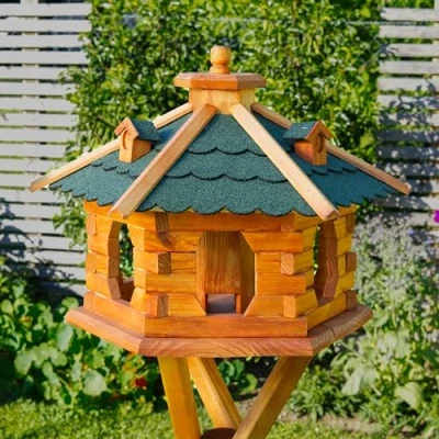 Abbildung von Deko Shop Hannusch Vogelhaus wahlweise mit Ständer und Solarbeleuchtung, Verschiedene Größen L XXL, Futtersilo, wetterfestes Bitumendach (Größe riesig grün)