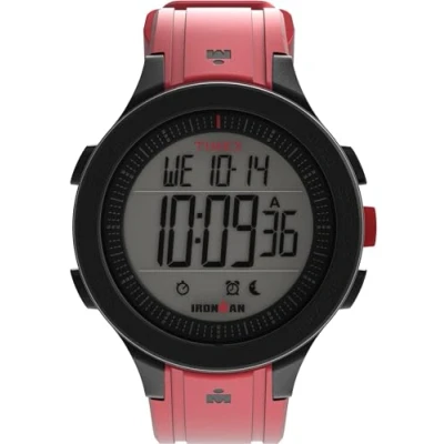 Abbildung von Timex Ironman T200 Armbanduhr, Unisex, 42 mm, rotes Silikonarmband, digitales Zifferblatt, schwarzes Gehäuse TW5M62300