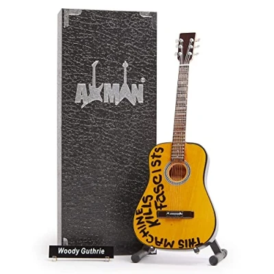 Abbildung von AXMAN Woody Guthrie Miniatur Gitarren Nachbildung Musikgeschenke handgemachtes Ornament im Maßstab 1/4 inklusive Schaubox, Namensschild und Gitarrenständer