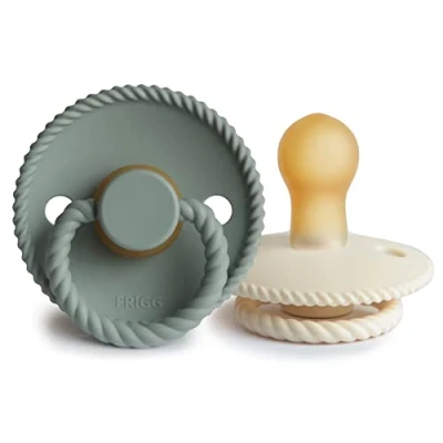 Abbildung von FRIGG Rope Schnuller 2 Packung Latex BPA Frei Hergestellt in Dänemark Symmetrischer Sauger Kirschform (Cream/Sage, Größe 1 (0 6 Monate))