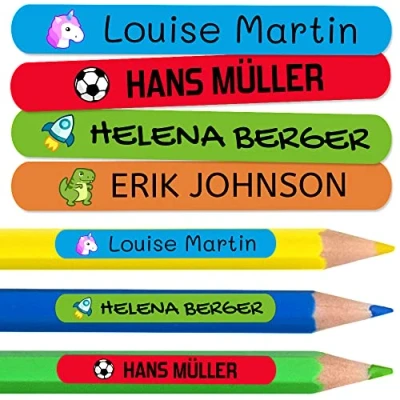 Abbildung von 50 personalisierte Namensaufkleber zum Markieren von Bleistiften, Markern, Kugelschreibern. Farbige Etiketten für Kinder in Schule und Kindergarten, wasserfest. Größe 4,6 x 0,6 cm.