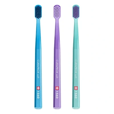 Abbildung von Curaprox 3 x Zahnbürste CS 1560 Soft Handzahnbürste für Erwachsene mit CUREN Borsten Stück, zufällige Farbe