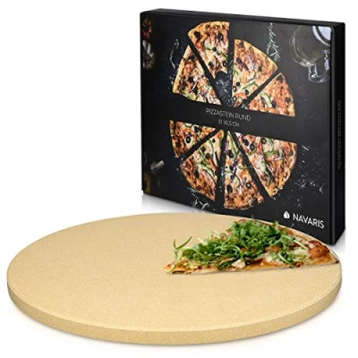 Abbildung von Navaris Cordierit Pizzastein XL für Backofen Grill Ø30,5cm Pizza Stein Ofen Brot Backen Flammkuchen Gasgrill Holz Kohle Herd Teller inkl. Rezeptbuch