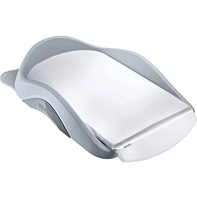 Abbildung von BÉABA, Baby Wickeltisch, Leichte und Kompakte Wickelunterlage, Verstellbare Befestigung, Waschbar, Regalablagen/hohe Kanten/Saugnäpfe, Made in France Light Mist