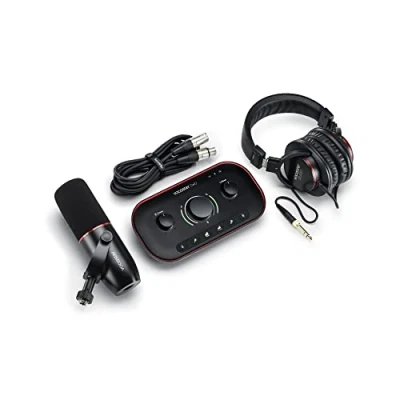 Abbildung von Focusrite Vocaster Two Studio Podcast Audio Interface für Aufnahmen von Moderator und Gast, mit dem dynamischen Mikrofon DM14v in Studioqualität den Kopfhörern HP60v