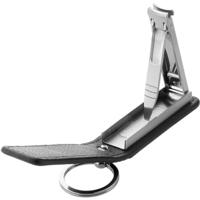 Abbildung von ZWILLING Nagelknipser mit Schlüsselanhänger (Lederetui Magnetverschluss, Integrierte Nagelfeile, leicht gebogener Schneide), Premium, Schwarz