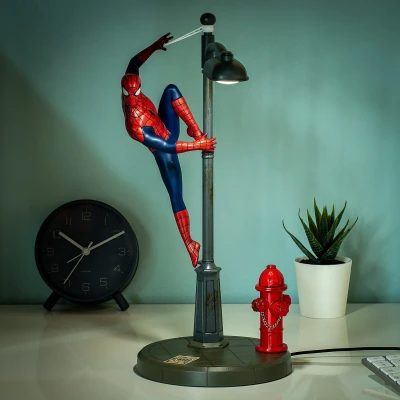 Abbildung von Paladone Spiderman Lampe, Spidey Tischlampe Lizenzierte Marvel Comics Merchandise, PP6369MC, Rot, Blau, Grau.