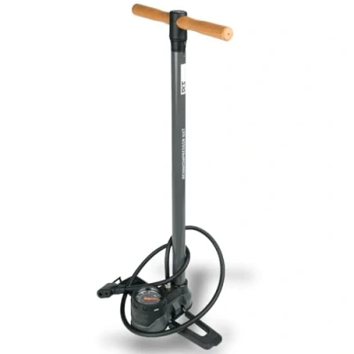 Abbildung von SKS GERMANY RENNKOMPRESSOR NXT Standpumpe (Luftpumpe für alle Ventilarten, Präzisionsmanometer, Metallrohr, Metallfuß, Holzgriff, max. Druck: 16 bar / 232 PSI)