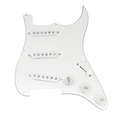 Abbildung von Musiclily Pro SE SSS Pre wired Loaded Pickguard ST Gitarren Vorverdrahtetes Schlagbrett mit Staggered Alnico 5 Single Coil Tonabnehmer für Strat Style E Gitarre, 3 lagig Weiß