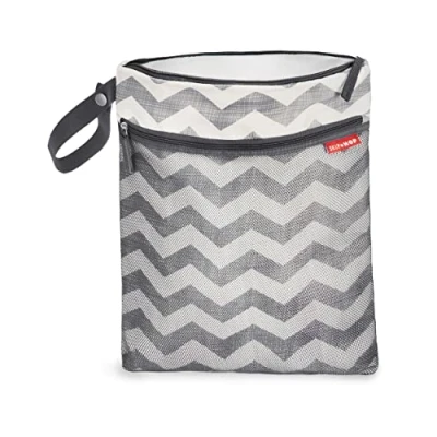Abbildung von Skip Hop Grab und Go Nass /Trockentasche mit Winkelstreifen Chevron, mehrfarbig