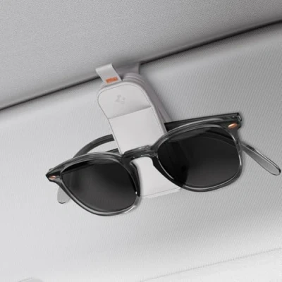 Abbildung von Spigen Brillenhalter für Auto, Vegan Leder, 2 Stück Sonnebrillenhalter Auto Sonnenblende, Sonnenbrillen Halterung Tesla Model Y/3/S/X, BMW, Benz, VW Accessoires Visier Zubehör Grau