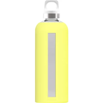 Abbildung von SIGG Star Yellow Trinkflasche (0.5 L), schadstofffreie und auslaufsichere Trinkflasche, hitzebeständige aus Glas mit Silikonhülle