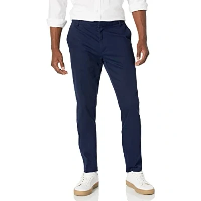 Abbildung von Amazon Essentials Herren Faltenresistente Stretch Chinohose mit schmaler Passform und flacher Vorderseite, Marineblau, 28W / 29L