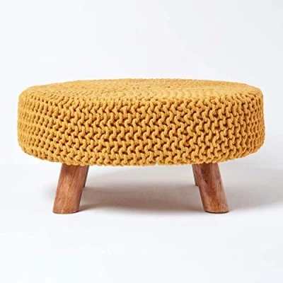 Abbildung von Homescapes niedriger runder Strick Sitzhocker mit Holzbeinen, Senf Fußhocker 62 x 30 cm, Strickhocker grob gestricktem Bezug aus 100% Baumwolle
