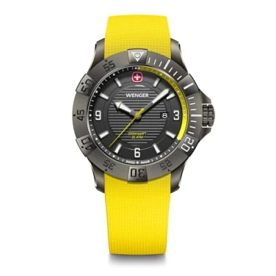 Abbildung von WENGER Herren Armbanduhr Seaforce Analog Quarz, Ø 43 mm, Swiss Made, Wasserdicht bis 200 m, Schwarz/Gelb, Silikon Armband Gelb, 01.0641.145