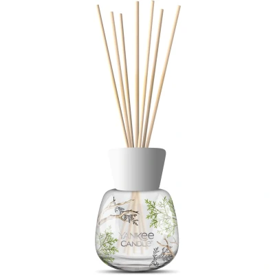 Abbildung von Yankee Candle Signature Diffusor mit Rattanstäbchen Bayside Cedar 100ml bis zu 10 Wochen Duft Recycelbare Verpackung Perfekte Geschenke für Frauen