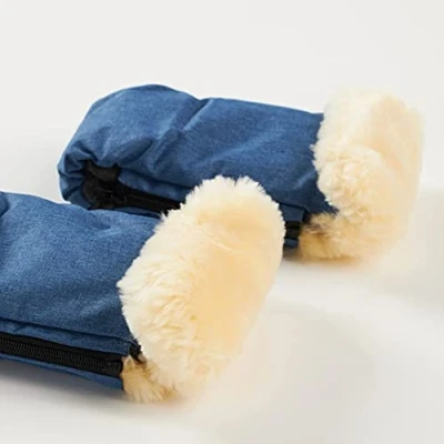 Abbildung von Naturally Sheepskins für den Kinderwagen mit Schaffell Manschette und Fleece Innenfutter Kälteschutz Fäustlinge Lammwolle wärmend Windschutz Größe universal (Linear Marine Blau)