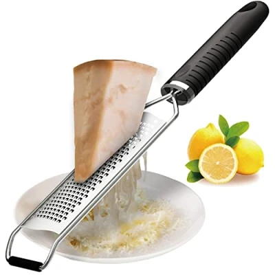 Abbildung von Käsereibe Zitronenreibe Zester Reibe Fein Parmesanreibe Handreibe Rasiermesserscharfe Premium Edelstahl Reibeoberfläche Spülmaschinengeeignet inkl. Schutzabdeckung &amp;TPR Griff, für Hartkäse, Zitrus