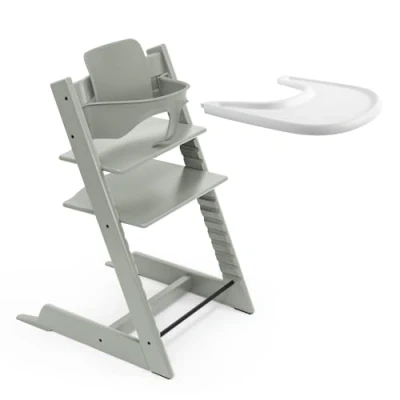 Abbildung von Stokke Tripp Trapp Hochstuhl (Glacier Green) mit Tray (White) ein verstellbares, ergonomisches und leicht zu reinigendes Babyset für Kinder im Alter von 6 36 Monaten