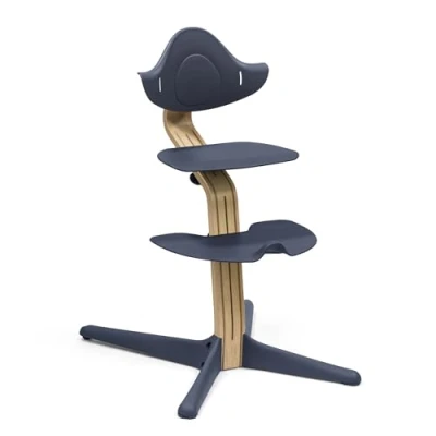 Abbildung von Stokke Nomi Stuhl, Eiche/Navy Inspiriert zu aktivem Sitzen Ohne Werkzeug stufenlos verstellbar Inklusive Fußstütze und kippsicheren Rädern Bis 150 kg belastbar