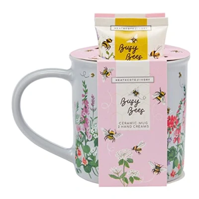 Abbildung von Heathcote &amp; Ivory Busy Bees Geschenkbecher Set, 2 x 50 ml, Handcreme und Keramikbecher, hält die Hände weich parfümiert, tierversuchsfrei vegan, reisefreundliche Größen