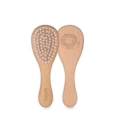 Abbildung von Niyok® Babybürste Extra weiche Baby Haarbürste aus Buchenholz mit Nylon Borsten Hochwertige Babyhaarbürste für schonendes Entwirren &amp; Kämmen Erstausstattung