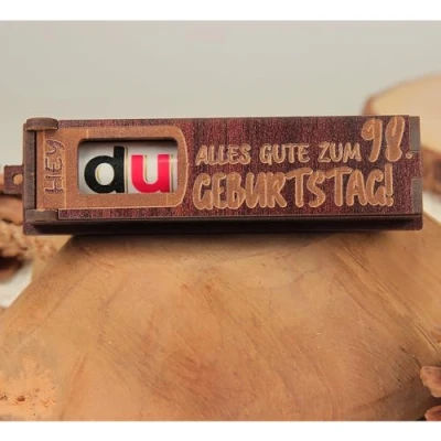Abbildung von Urhome Geschenkbox Alles Gute zum 98. Geburtstag mit Duplo Schokoriegel Überraschung Holzbox Spruch Gravur inkl. Schokolade Geschenk Riegel Geburtstagsgeschenk Dunkel Braun