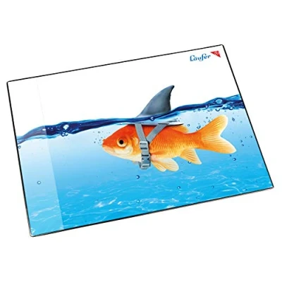 Abbildung von Läufer 46649 Schreibtischunterlage Goldhai Fisch, 53x40 cm, rutschfeste Schreibunterlage für Kinder, Zubehör Kinderschreibtisch, mit transparenter Seitentasche